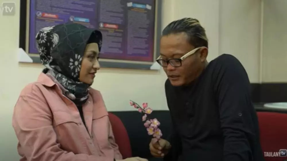 momen lamaran sule Berbagai sumber