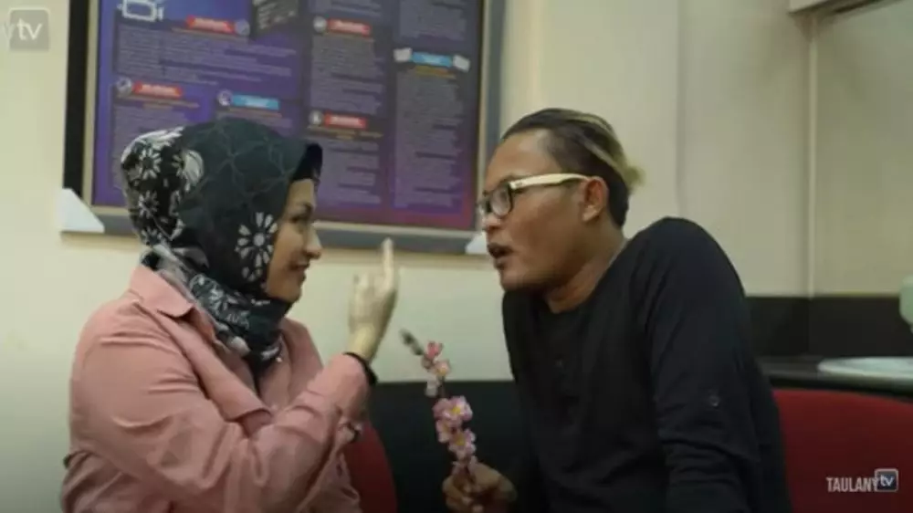 momen lamaran sule Berbagai sumber