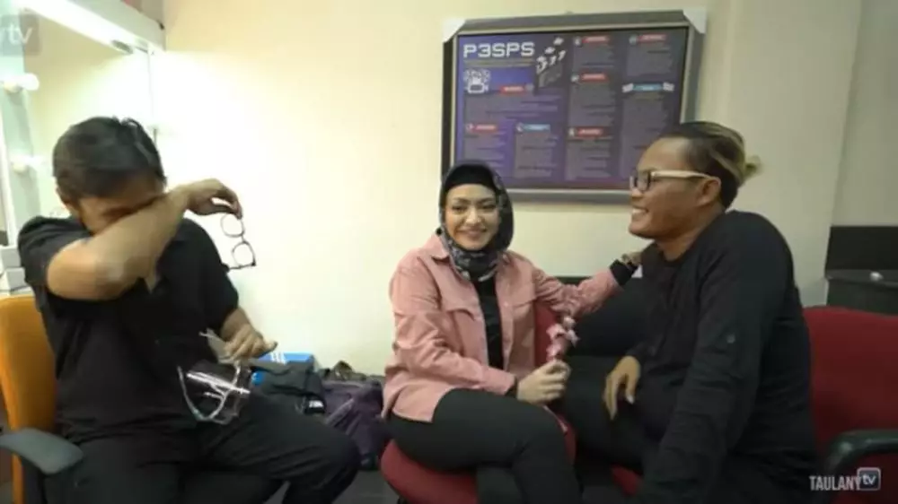 momen lamaran sule Berbagai sumber