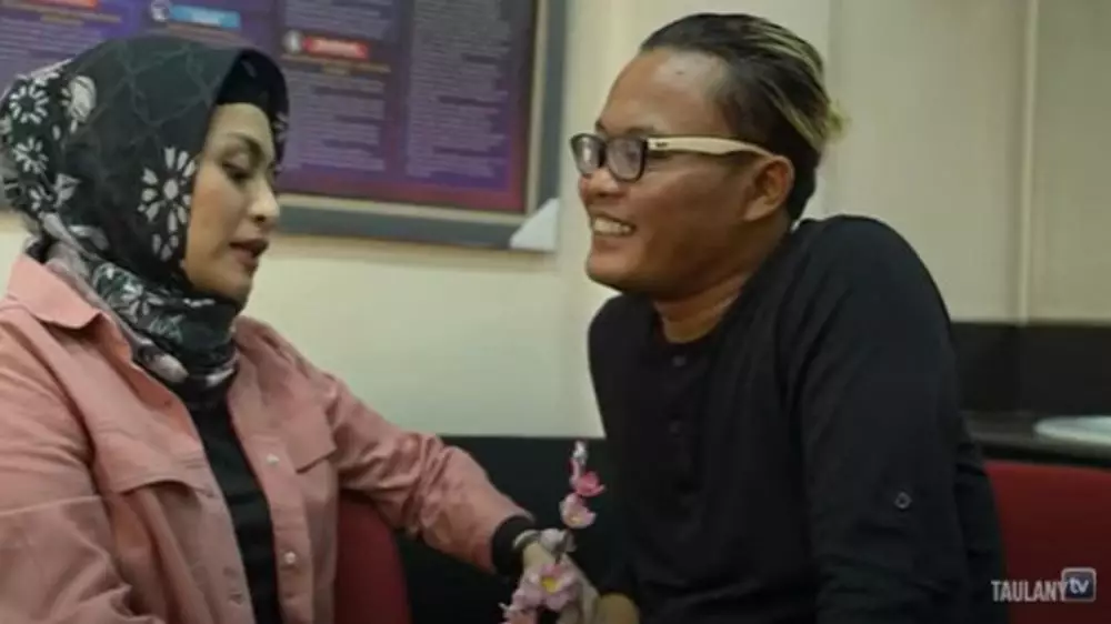 momen lamaran sule Berbagai sumber