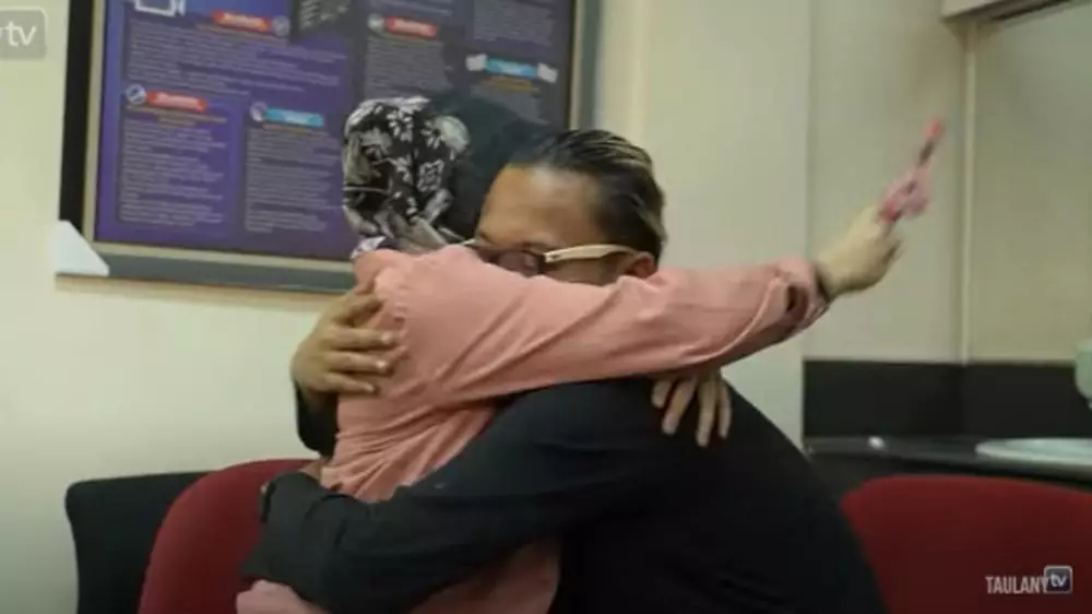 momen lamaran sule Berbagai sumber