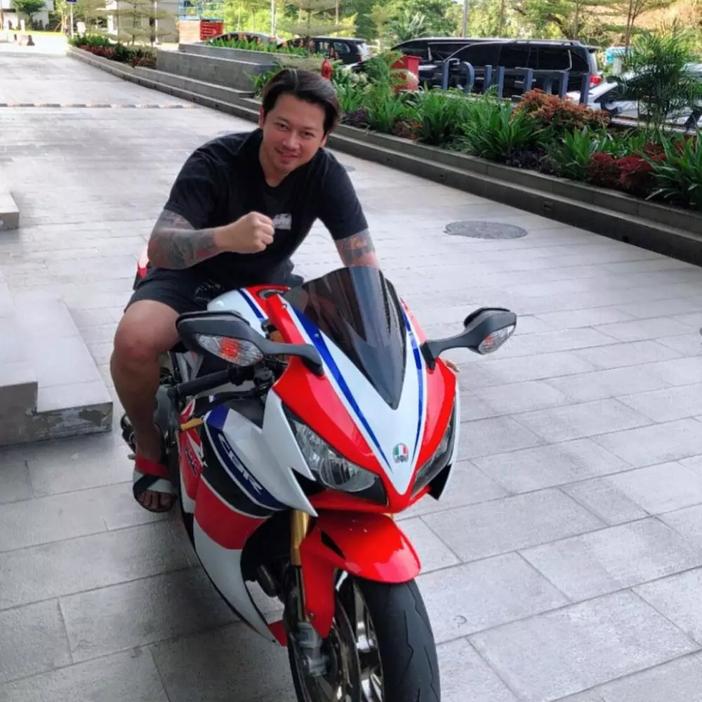 angela lee dilamar Berbagai sumber