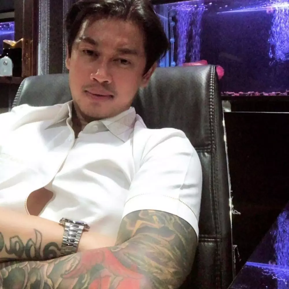 angela lee dilamar Berbagai sumber