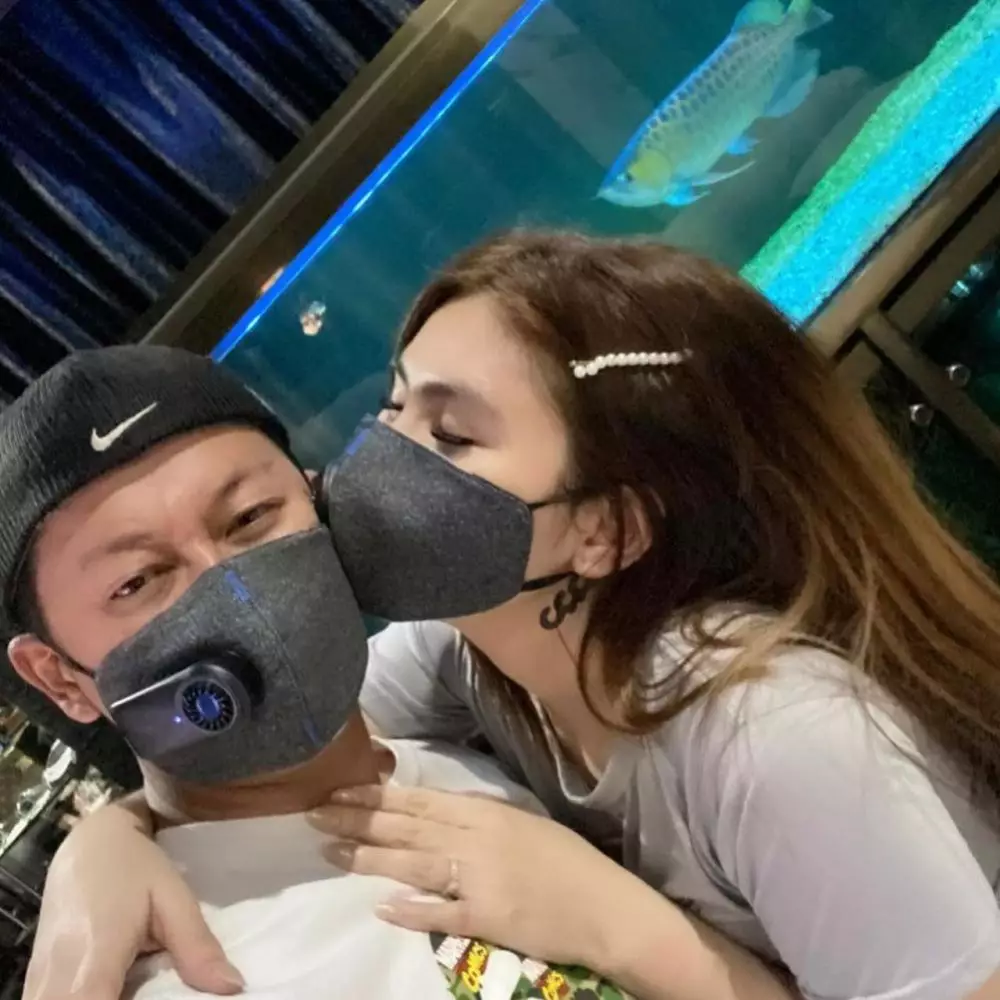 angela lee dilamar Berbagai sumber