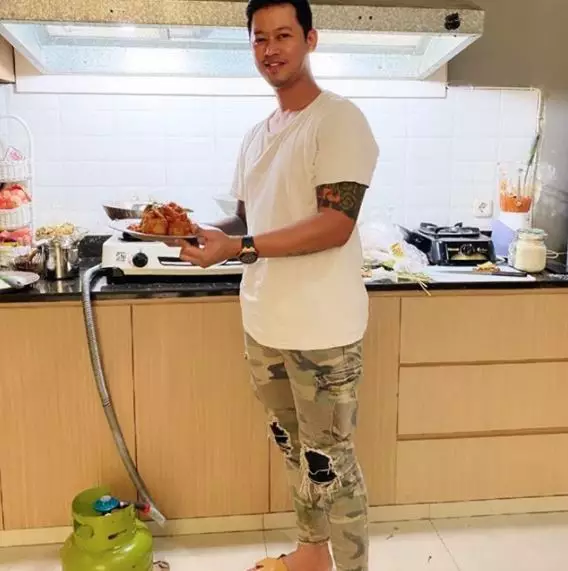 angela lee dilamar Berbagai sumber