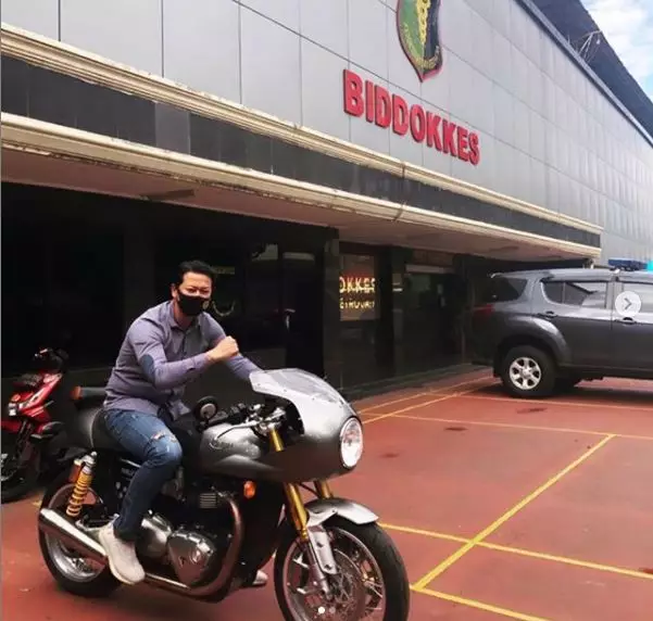 angela lee dilamar Berbagai sumber