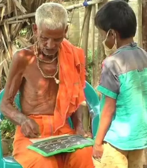 kakek mengajar 75 tahun Berbagai sumber