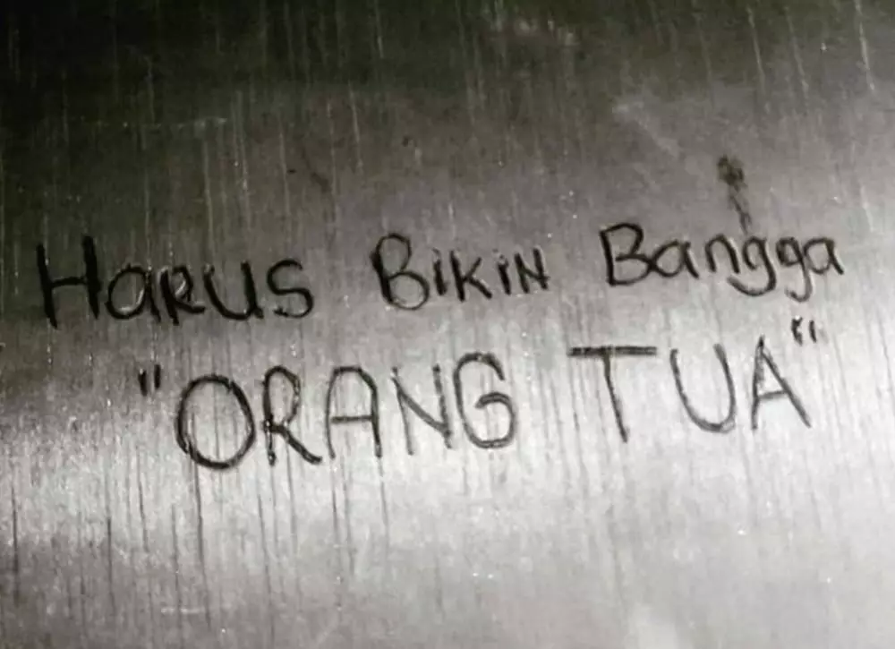 Tulisan tentang ortu di tembok Twitter