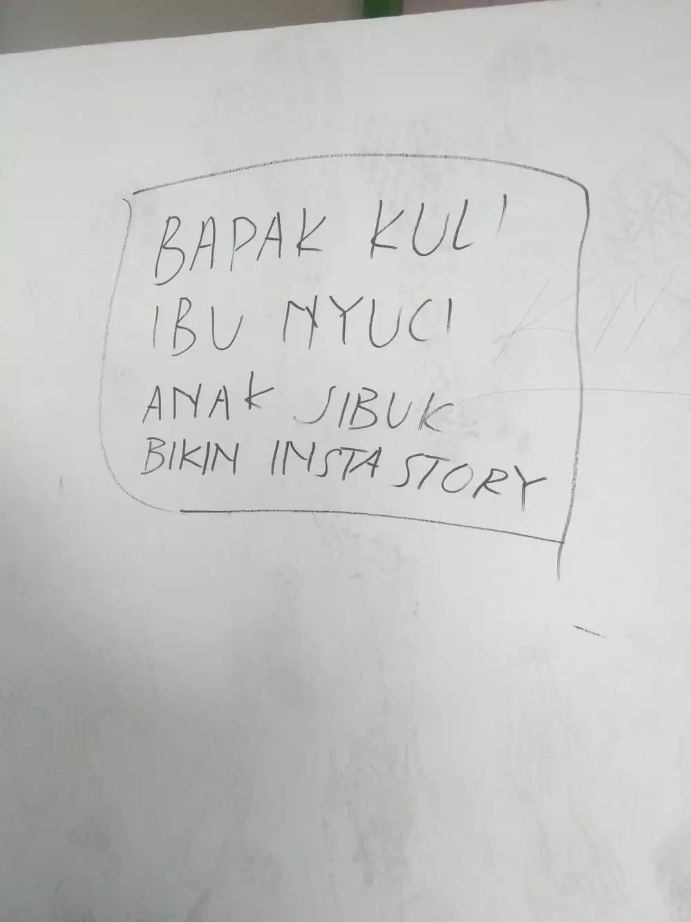 Tulisan tentang ortu di tembok Twitter