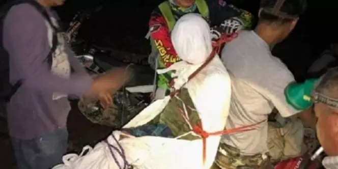 Tenaga medis gendong jenazah © 2020 brilio.net Tenaga medis gendong jenazah © 2020 brilio.net