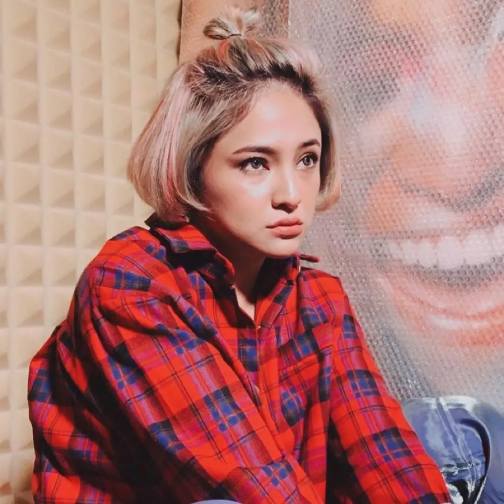 marshanda pendek Berbagai sumber