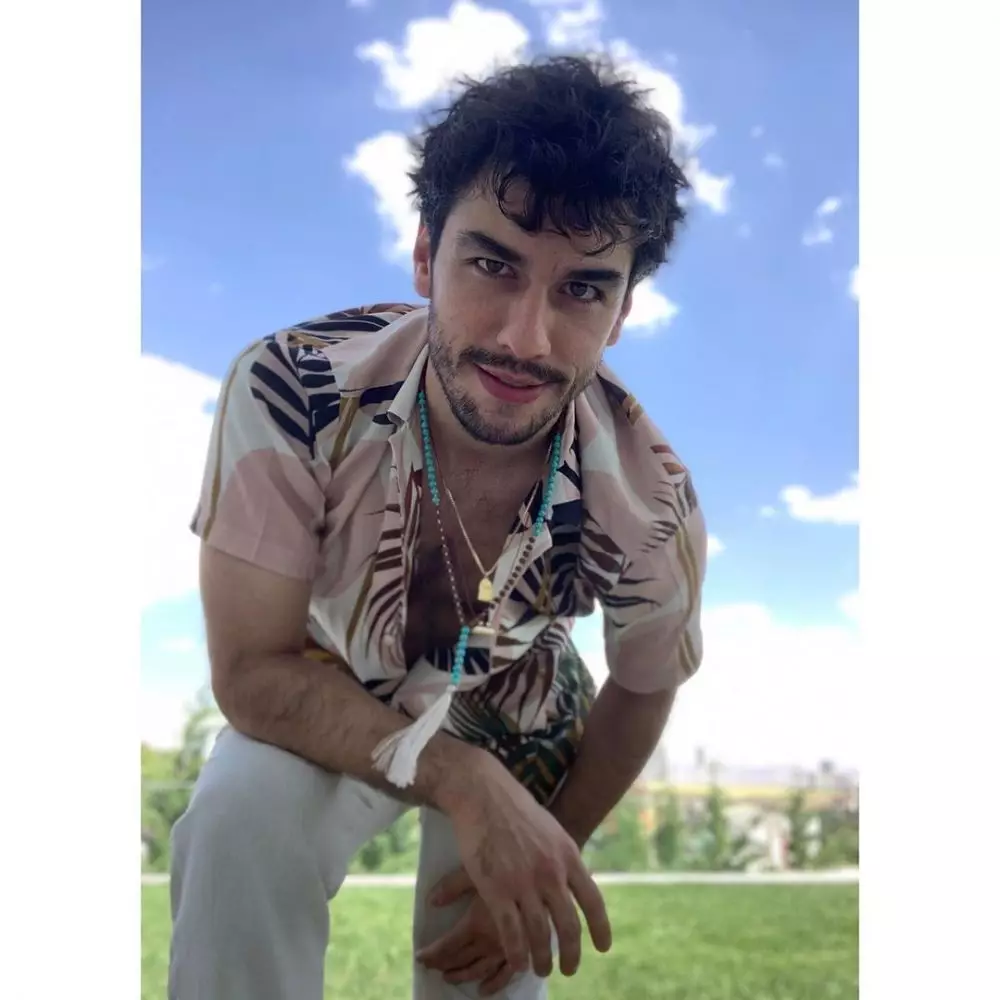 Kabar pemain drama Turki Cinta di Musim Cherry berbagai sumber