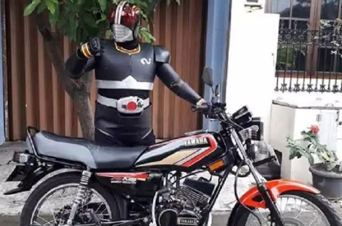Pengendara pakai kostum superhero Berbagai sumber Pengendara pakai kostum superhero Berbagai sumber