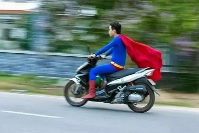 Pengendara pakai kostum superhero Berbagai sumber Pengendara pakai kostum superhero Berbagai sumber