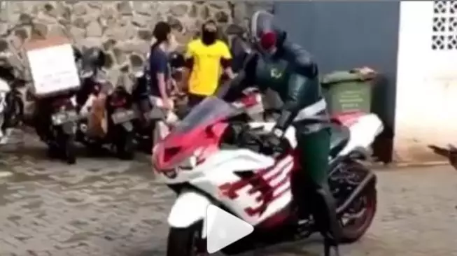 Pengendara pakai kostum superhero Berbagai sumber Pengendara pakai kostum superhero Berbagai sumber