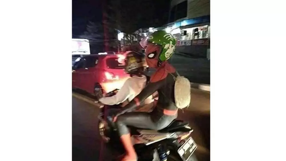 Pengendara pakai kostum superhero Berbagai sumber Pengendara pakai kostum superhero Berbagai sumber