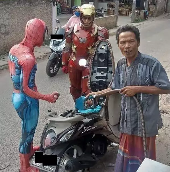 Pengendara pakai kostum superhero Berbagai sumber Pengendara pakai kostum superhero Berbagai sumber
