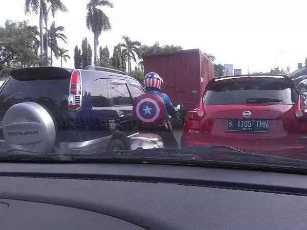 Pengendara pakai kostum superhero Berbagai sumber Pengendara pakai kostum superhero Berbagai sumber