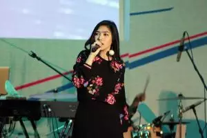 3 Fakta Isyana Sarasvati lelang sweater kesayangan untuk donasi