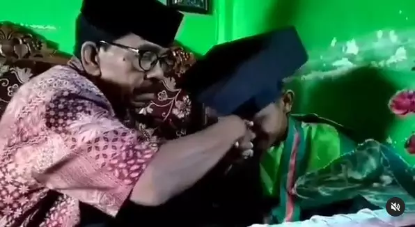 Ayah gantikan peran rektor Instagram/@makassar_iinfo