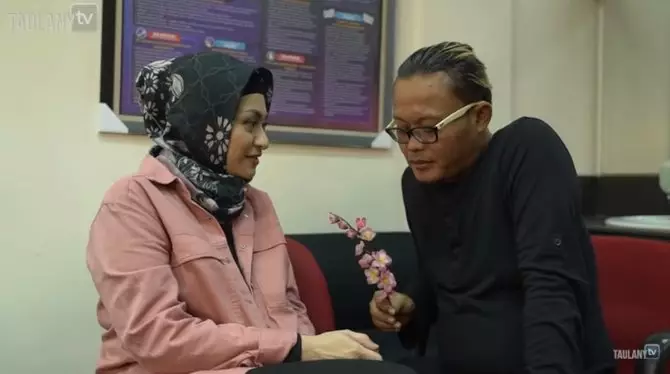 sule nangis ibunya Berbagai sumber