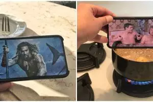 10 Potret gabungan foto di handphone dan benda sekitar, pas banget