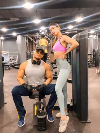 Deddy olahraga bareng kekasih Berbagai sumber