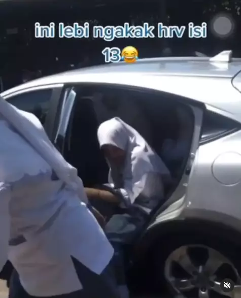 Mobil diisi 13 orang Instagram/@makassar_iinfo Mobil diisi 13 orang Instagram/@makassar_iinfo