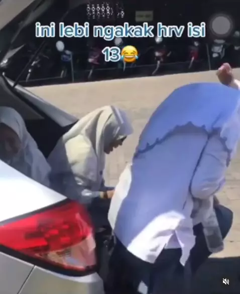 Mobil diisi 13 orang Instagram/@makassar_iinfo Mobil diisi 13 orang Instagram/@makassar_iinfo