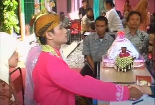 Pria nikahi bule mas kawin kendi  YouTube