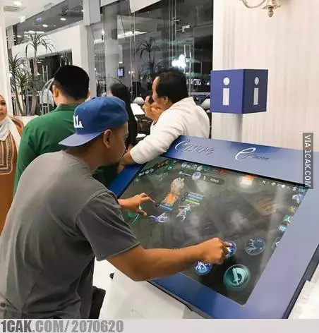 aksi nyeleneh main game Berbagai Sumber