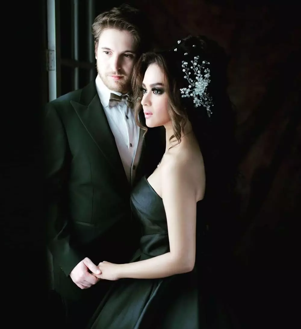 Anastasia Novie dan suami bulenya Instagram