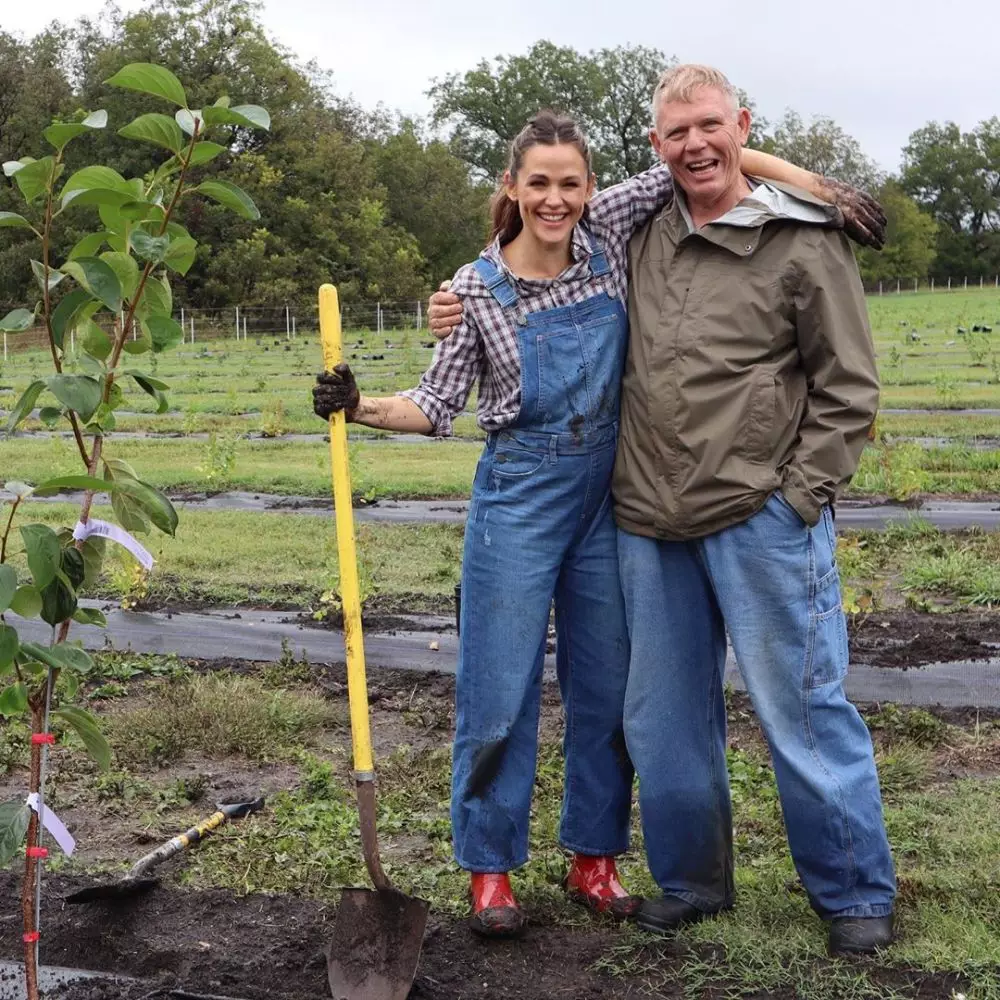 seleb Hollywood saat berkebun © 2020 brilio.net
