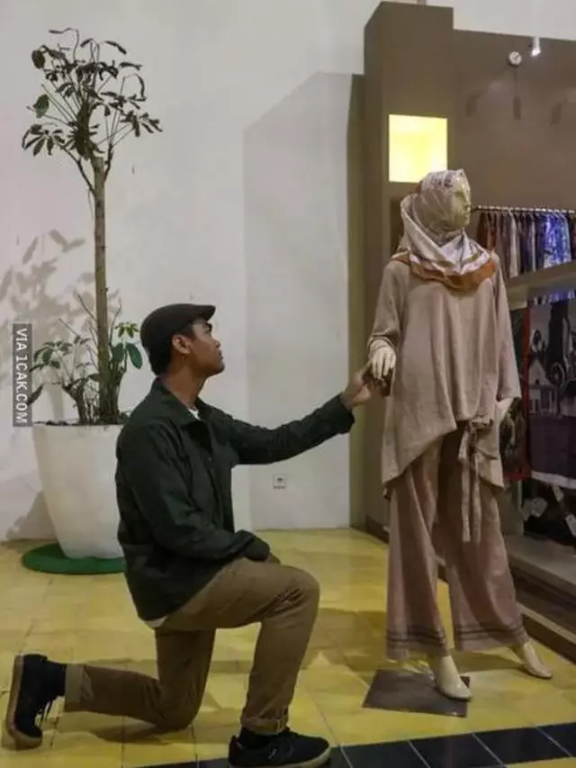 pacaran dengan manekin © 2020 brilio.net