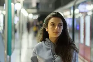 6 Tips menggunakan earphone yang aman agar me time kamu nyaman