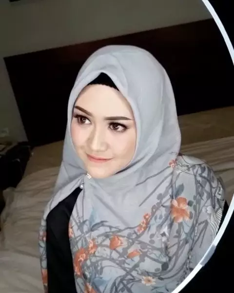 Happy Asmara tampil berhijab © 2020 brilio.net Instagram Happy Asmara tampil berhijab © 2020 brilio.net Instagram