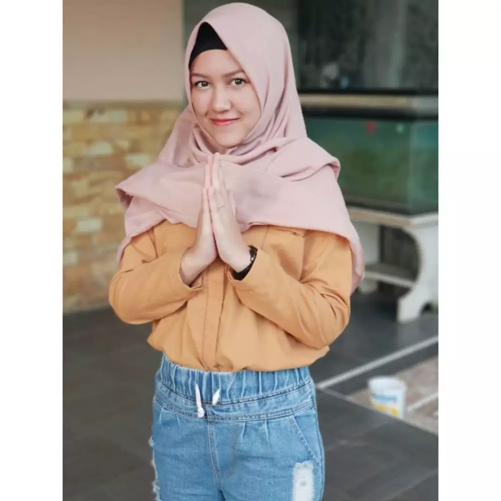 Happy Asmara tampil berhijab © 2020 brilio.net Instagram Happy Asmara tampil berhijab © 2020 brilio.net Instagram