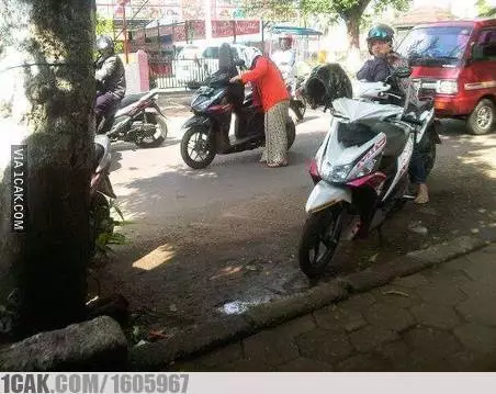 emak emak berhenti di tengah jalan  Berbagai Sumber emak emak berhenti di tengah jalan  Berbagai Sumber