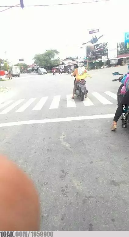 emak emak berhenti di tengah jalan  Berbagai Sumber emak emak berhenti di tengah jalan  Berbagai Sumber