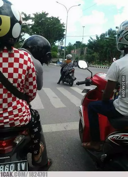 emak emak berhenti di tengah jalan  Berbagai Sumber emak emak berhenti di tengah jalan  Berbagai Sumber