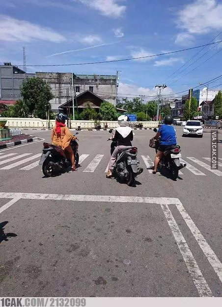 emak emak berhenti di tengah jalan  Berbagai Sumber emak emak berhenti di tengah jalan  Berbagai Sumber
