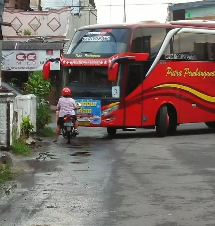 emak emak berhenti di tengah jalan  Berbagai Sumber emak emak berhenti di tengah jalan  Berbagai Sumber