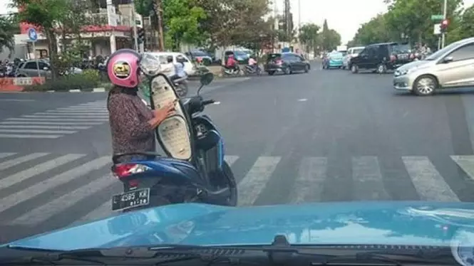 emak emak berhenti di tengah jalan  Berbagai Sumber emak emak berhenti di tengah jalan  Berbagai Sumber