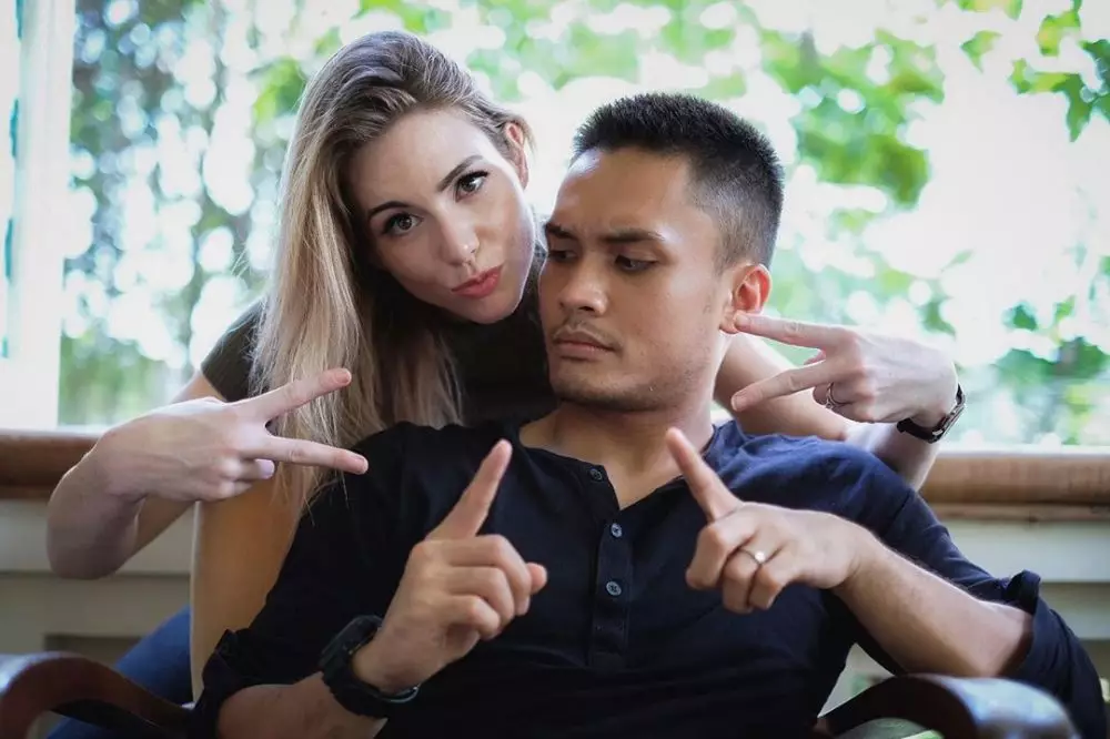 Randy Pangalila dan istri bulenya  Instagram