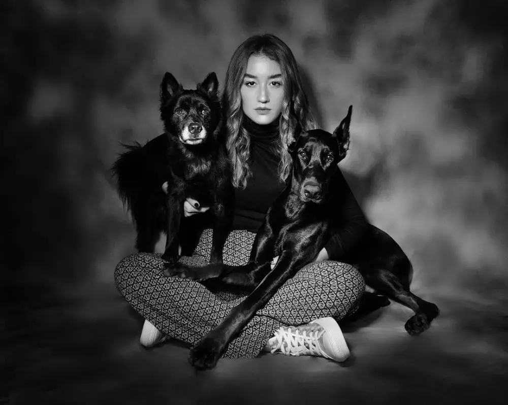 gaya seleb saat pemotretan dengan anjing © 2020 Instagram