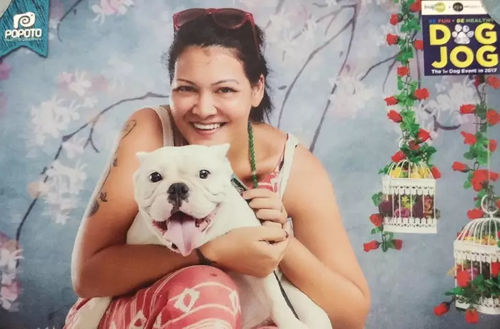 gaya seleb saat pemotretan dengan anjing © 2020 Instagram