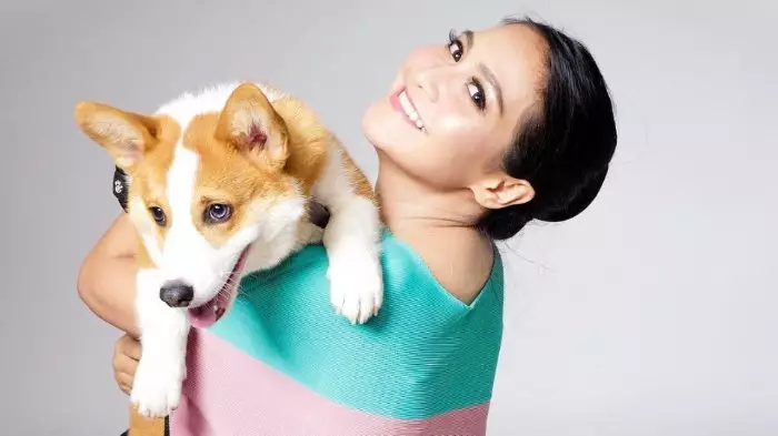 gaya seleb saat pemotretan dengan anjing © 2020 Instagram