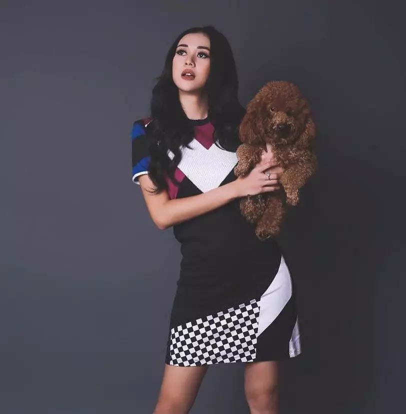 gaya seleb saat pemotretan dengan anjing © 2020 Instagram