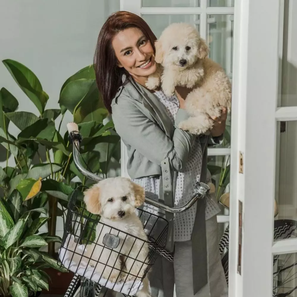 gaya seleb saat pemotretan dengan anjing © 2020 Instagram