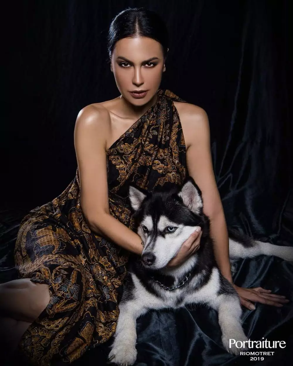 gaya seleb saat pemotretan dengan anjing © 2020 Instagram